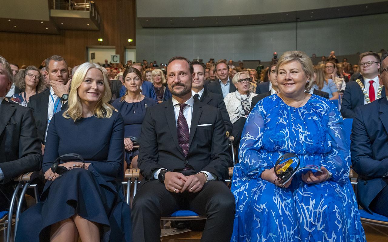 Kronprinsesse Mette-Marit, kronprins Haakon og statsminister Erna Solberg under åpningen av den internasjonale bokmessen i Frankfurt. Foto: Heiko Junge / NTB scanpix