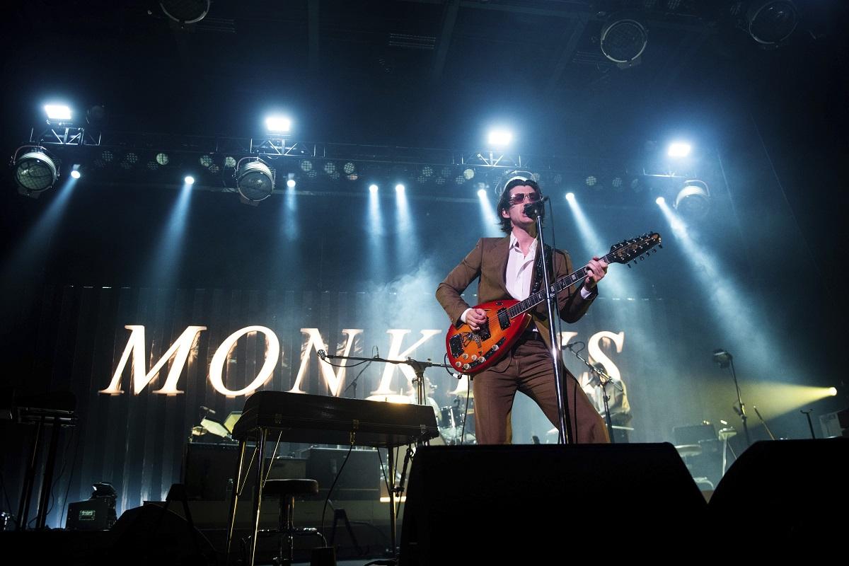 Alex Turner i Arctic Monkeys på scenen