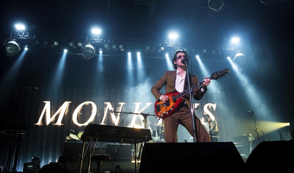Alex Turner i Arctic Monkeys på scenen